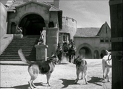 『黒い城』 1952　約14分：前庭　左に玄関への階段