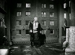 『黒い城』 1952　約18分：広間奥の格子扉
