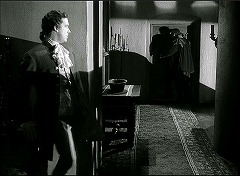 『黒い城』 1952　約20分：ベケットの部屋を出た廊下　右奥に下り階段