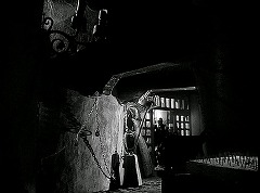 『黒い城』 1952　約22分：地下の廊下