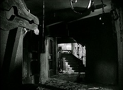 『黒い城』 1952　約22分：地下の廊下　奥にのぼり階段