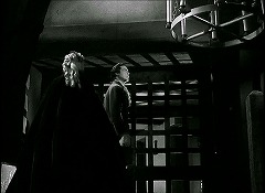 『黒い城』 1952　約25分：地下、牢獄前の高床