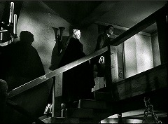 『黒い城』 1952　約26分：地下、牢獄前の高床からの階段