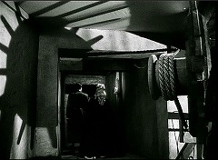 『黒い城』 1952　約26分：地下、牢獄前の高床からの階段を上がった先の廊下