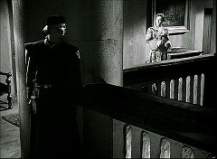 『黒い城』 1952　約43分：二階(?)の吹抜廊下