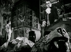 『黒い城』 1952　約45分：トロフィーの部屋（広間?）　床の高さから