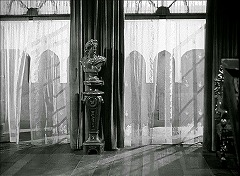 『黒い城』 1952　約51分：食堂のフランス窓