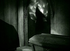 『黒い城』 1952　約1時間7分：鰐部屋から納骨堂へ