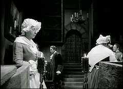 『黒い城』 1952　約1時間14分：広間(?)、奥に方形塊にはさまれた階段