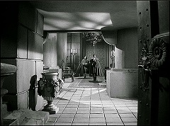 『黒い城』 1952　約1時間18分：廊下、手前に玄関
