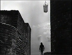 『オセロ』 1952　約32分：二つの棟の間、宙吊りの檻
