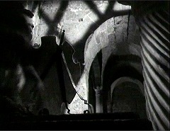 『オセロ』 1952　約38分：右に円柱、左に昇り階段と斜め格子の影