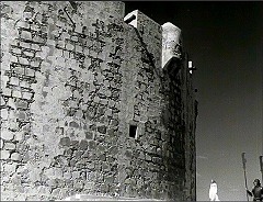 『オセロ』 1952　約46分：湾曲する高い壁