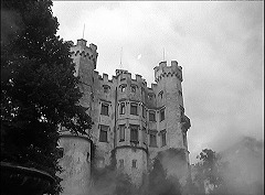 『わが青春のマリアンヌ』 1955　約4分：城の外観、やや下から