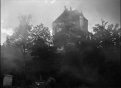『わが青春のマリアンヌ』 1955　約4分：対岸の館、外観＋霧