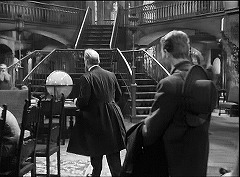 『わが青春のマリアンヌ』 1955　約9分：大広間の階段