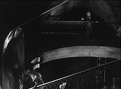 『わが青春のマリアンヌ』 1955　約38分：二階と三階の吹抜回廊、下から