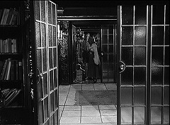 『わが青春のマリアンヌ』 1955　約54分：館　玄関廊下をはさんで奥に左の部屋、手前に右の部屋