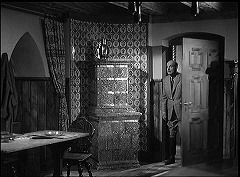 『わが青春のマリアンヌ』 1955　約1時間18分：ピアノのある部屋　扉の脇に陶製ストーヴ