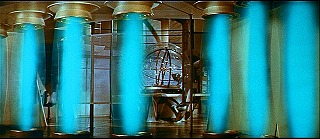 『禁断の惑星』 1956　約2分：宇宙船内、発光する円塔チューブ