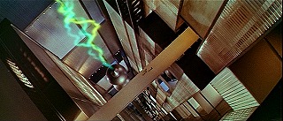 『禁断の惑星』 1956　約1時間2分：換気口、ほぼ真上から＋電光を放ちながら昇降する電極、横断用の橋