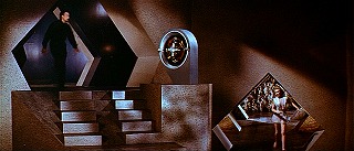 『禁断の惑星』 1956　約1時間18分：書斎奥、クレルの廊下から研究室への階段
