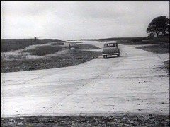『宇宙からの侵略生物』 1957　約11分：どこにもたどり着かない道路