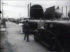 『宇宙からの侵略生物』 1957　約30分：工場の入口