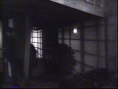 『宇宙からの侵略生物』 1957　約1時間11分：研究室入り口＋格子状の影