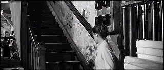 『恋人たち』 1958　約15分：新聞社　一階(?)奥の階段