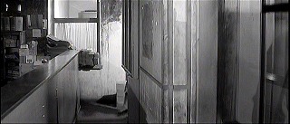『恋人たち』 1958　約15分：新聞社　二階(?)廊下