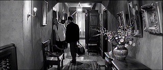 『恋人たち』 1958　約45分：二階廊下　手前左に一階への階段