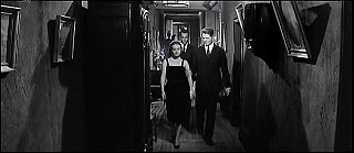『恋人たち』 1958　約53分：二階廊下　奥右に階段