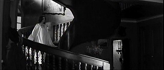 『恋人たち』 1958　約56分：二階から階段を降りて一階へ