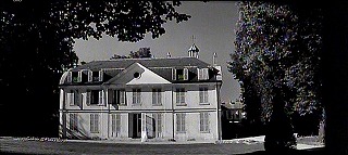 『恋人たち』 1958　約58分：館の外観、庭側
