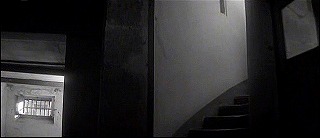 『恋人たち』 1958　約1時間11分：裏口から入った部屋の先の階段