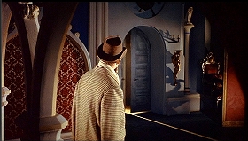 『吸血鬼ドラキュラ』 1958　約4分：玄関広間の奥の扉