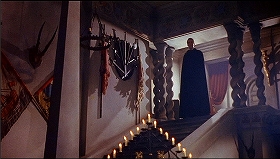 『吸血鬼ドラキュラ』 1958　約7分：階段の上の伯爵
