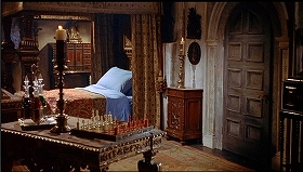 『吸血鬼ドラキュラ』 1958　約8分：ハーカーのための部屋　寝台の向こうにキャビネット