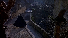 『吸血鬼ドラキュラ』 1958　約12分：橋を渡って出かける伯爵の後姿