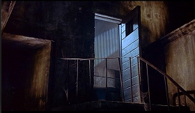 『吸血鬼ドラキュラ』 1958　約21分：納骨堂への階段、奥の壁に落ちる手すりの影