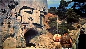 『シンバッド七回目の航海』 1958　約6分：島　巨大な人面像とその下の洞窟