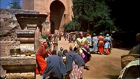 『シンバッド七回目の航海』 1958　約27分：城門前の下り坂　手前で360度折れて左でまた下り坂