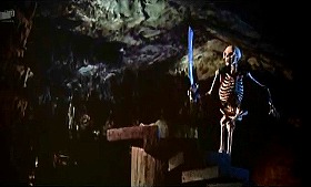 『シンバッド七回目の航海』 1958　約1時間18分：地底城前の螺旋階段、その頂き＋骸骨剣士
