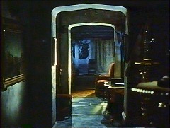 『バスカヴィル家の犬』 1959　約26分：二階廊下　奥が広間の方、手前左にワトソンの部屋