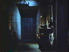 『バスカヴィル家の犬』 1959　約26分：二階廊下　奥に突きあたりの部屋