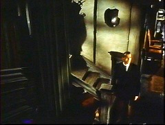 『バスカヴィル家の犬』 1959　約37分：二階廊下、上から　左に上への階段
