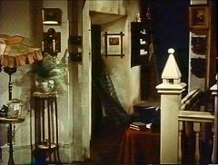 『バスカヴィル家の犬』 1959　約58分：司教宅　仕切りの欄干の上に小オベリスクないし小ピラミッド