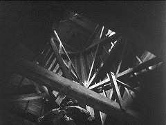 『怪猫有馬御殿』 1953　約0分：火の見櫓内部、下から