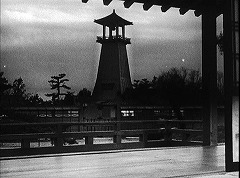『怪猫有馬御殿』 1953　約13分：軒先から火の見櫓を望む